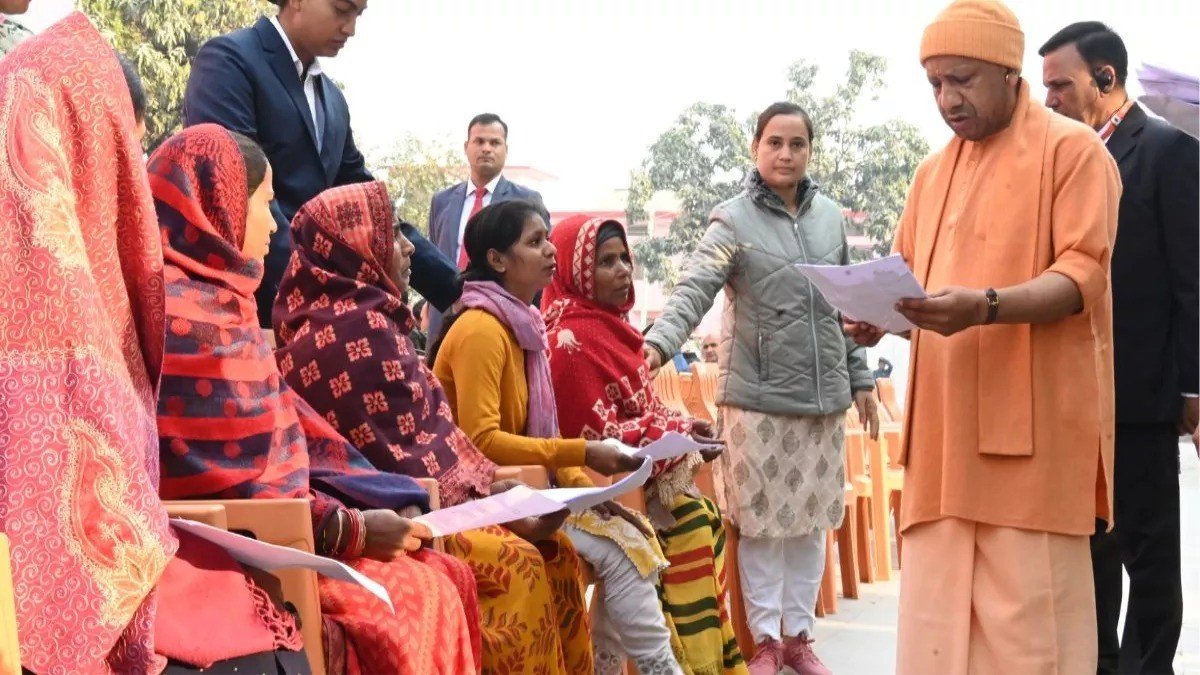 गोरखपुर: CM योगी ने जनता दर्शन में लोगों की समस्याएं सुनीं, अधिकारियों को कार्रवाई के दिए निर्देश