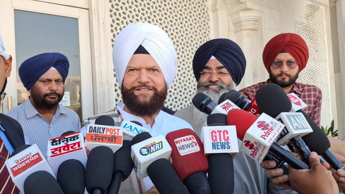 ਗਾਇਕ ਹੰਸ ਰਾਜ ਹੰਸ ਸ੍ਰੀ ਦਰਬਾਰ ਸਾਹਿਬ ਵਿਖੇ ਹੋਏ ਨਤਮਸਤਕ, ਸਿਆਸਤ ਤੋਂ ਕਿਨਾਰਾ ਕਰਨ ਬਾਰੇ ਦਿੱਤਾ ਜਵਾਬ