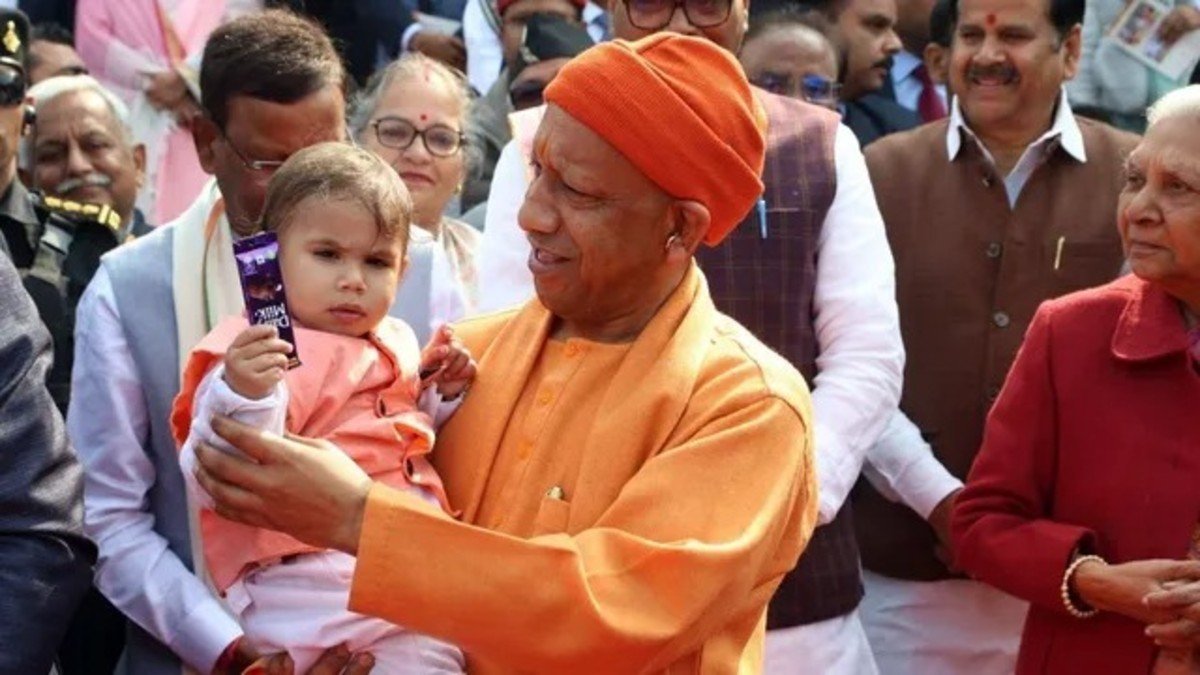 सीएम योगी के पास पहुंची मासूम की जिद; सैल्यूट, कविता और स्कूल एडमिशन के बीच दिखा मुख्यमंत्री का वात्सल्य