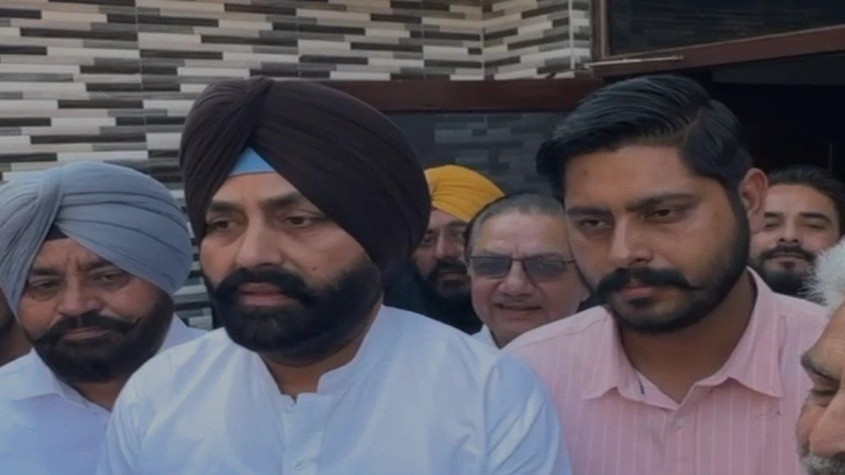 ਪੰਜਾਬ ਸਰਕਾਰ ਦੇ ਮੰਤਰੀਆਂ ਅਤੇ ‘ਆਪ’ ਵਿਧਾਇਕਾਂ ਨੇ ਸ਼ਹੀਦ ਏਐਸਆਈ ਗੁਰਨਾਮ ਸਿੰਘ ਦੇ ਪਰਿਵਾਰ ਨਾਲ ਕੀਤੀ ਮੁਲਾਕਾਤ, ਮੁੱਖ ਮੰਤਰੀ ਭਗਵੰਤ ਸਿੰਘ ਮਾਨ ਵੱਲੋਂ ਦਿੱਤਾ ਭਰੋਸਾ