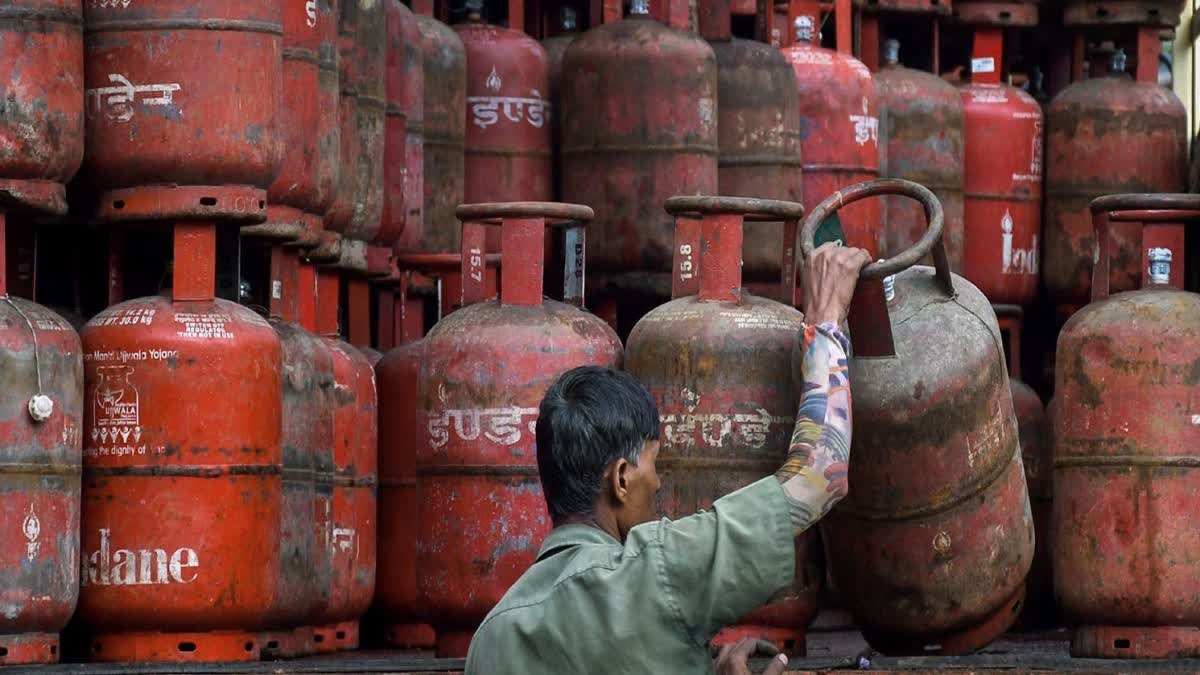 ਮਹਿੰਗਾਈ ਦਾ ਵੱਡਾ ਝਟਕਾ! ਘਰੇਲੂ LPG ਸਿਲੰਡਰ ਹੋਇਆ ਮਹਿੰਗਾ, ਜਾਣੋ ਨਵੇਂ ਰੇਟ